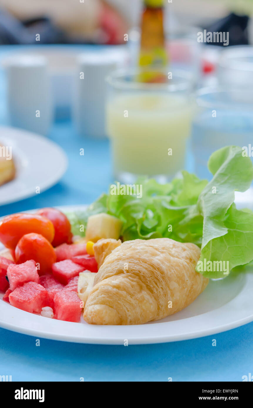 Eine Frühstück Croissant mit mischen Obstsalat Stockfoto