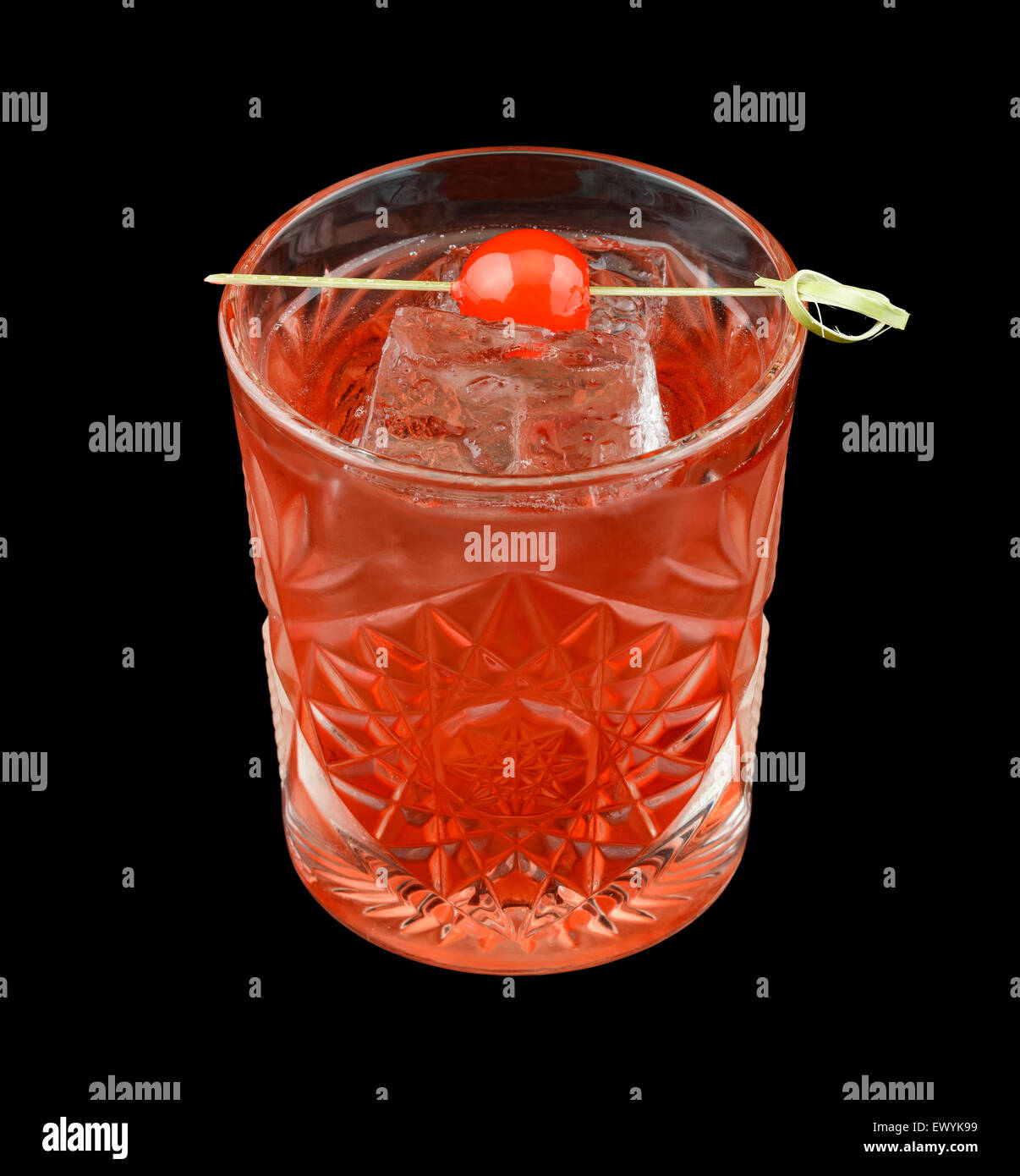 Rotes Getränk mit einer Maraschino-Kirsche, isoliert auf schwarz Stockfoto