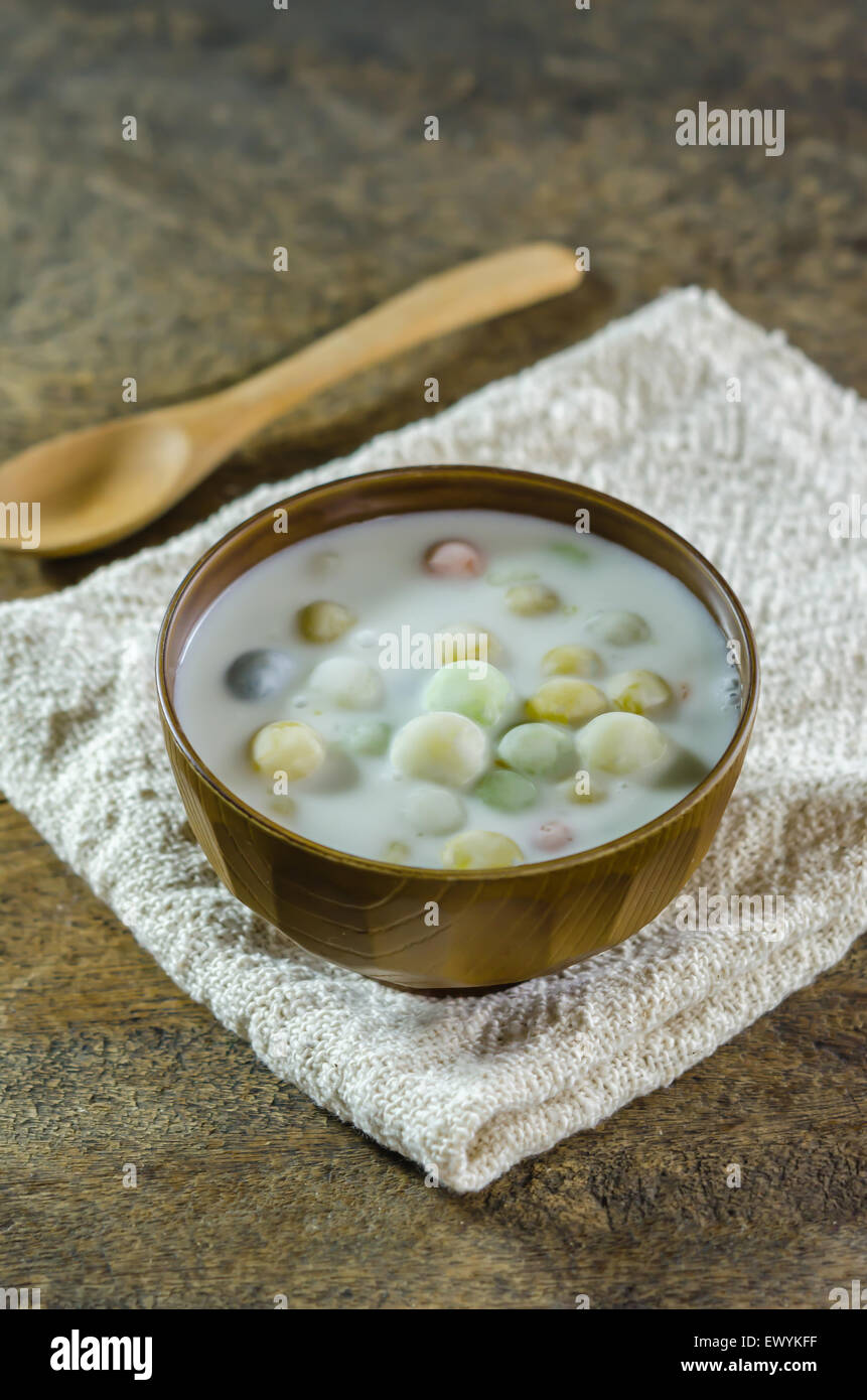 Asiatische Dessert Bua Loy (Reis Knödel in Kokosmilch) Stockfoto