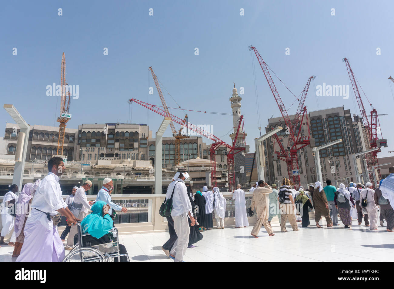 Mekka, SAUDI Arabien - 10. März 2015: Muslime Tawaf vom oberen Brücke Mataf in Haram-Moschee. Stockfoto