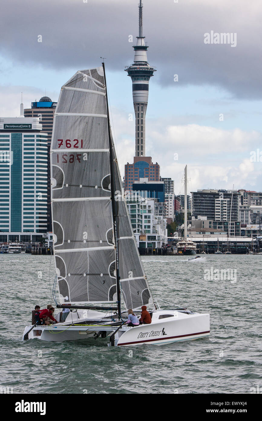 Katamaran Boot Yacht segeln im Hafen von Auckland CBD und Sky Tower. City of Sails. Auckland, Neuseeland Stockfoto
