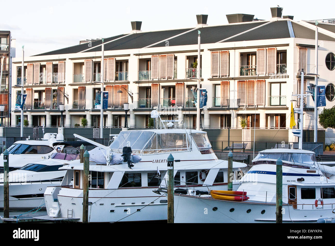 Teure Immobilien Wohnung Wohnungen im Viaduct Basin Marina Harbour und Luxus Boote in Auckland, Neuseeland Stockfoto