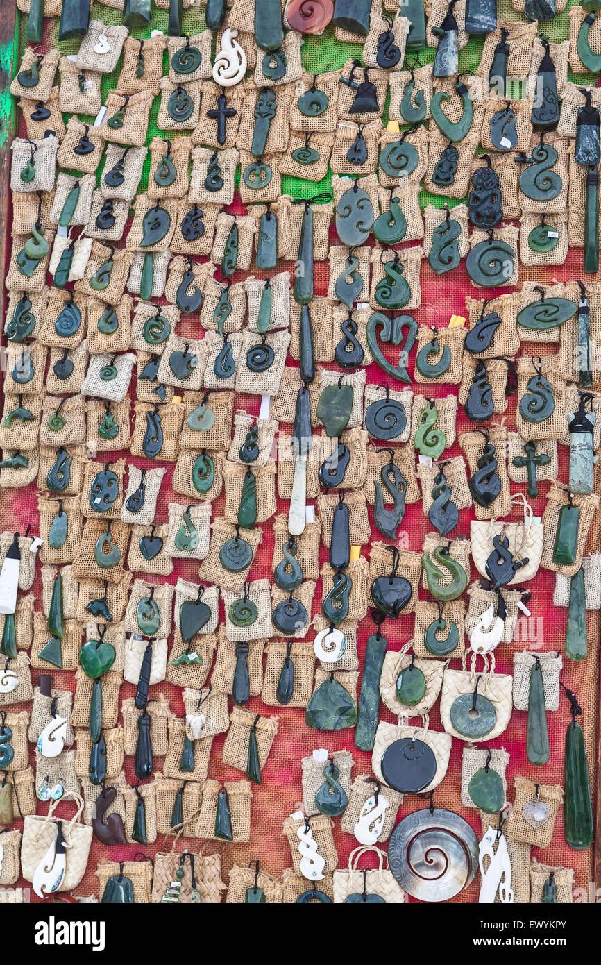 Maori gestaltet Halsketten von Greenstone, jade zum Verkauf am Stall am Markt Auckland, Neuseeland Stockfoto