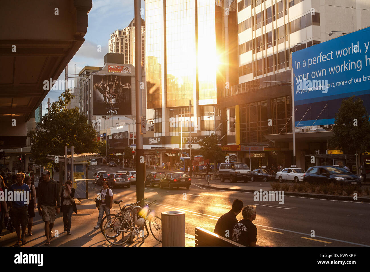 Sonnenuntergang Spiegelung reflektiert entlang der Queen Street, der wichtigsten Einkaufsstraße in der Innenstadt von Auckland, Neuseeland Stockfoto