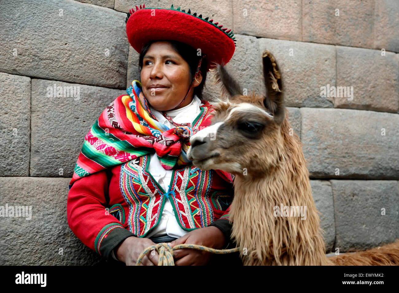 Quechua-Frau (Viviana), Lama und Inka-Mauern, Cusco, Peru Stockfoto