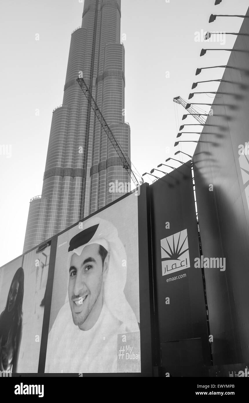 Werbung über Dubai in der Dubai Mall, vor Burj Khalifa, das höchste Gebäude der Welt im Jahr 2015 Stockfoto