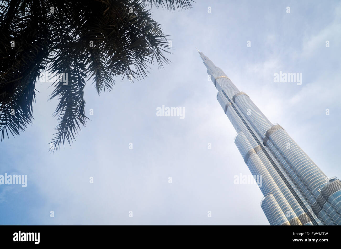 Burj Khalifa, das höchste Gebäude der Welt (Dubai, Vereinigte Arabische Emirate), zeigt auf den Himmel Stockfoto