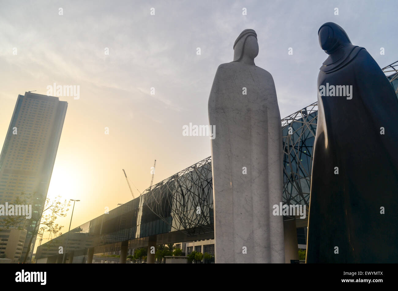 Statuen in der Innenstadt von Dubai, Vereinigte Arabische Emirate, bei Sonnenuntergang Stockfoto