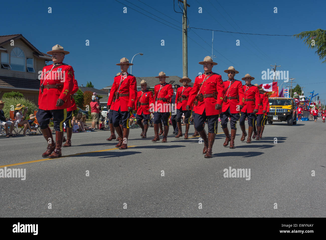 RCMP marschieren in der 70. jährliche Steveston Salmon Festival bringt Steveston Familien aus überall in der Gegend von Vancouver gelegen. Dies gilt auch Heppens Canada Day, Britisch-Kolumbien Kanada am 1. Juli 2015 sein. Stockfoto