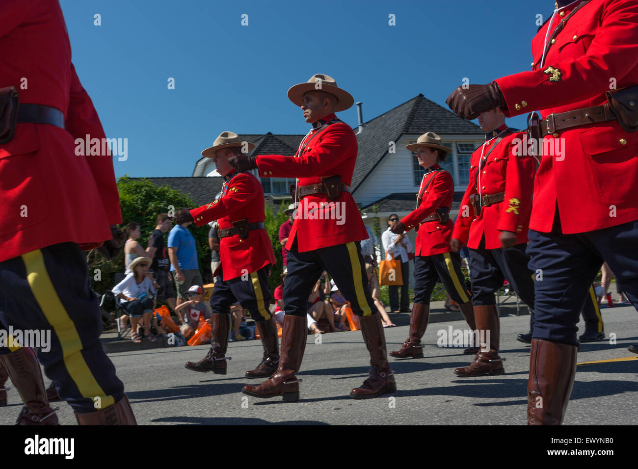 RCMP marschieren in der 70. jährliche Steveston Salmon Festival bringt Steveston Familien aus überall in der Gegend von Vancouver gelegen. Dies gilt auch Heppens Canada Day, Britisch-Kolumbien Kanada am 1. Juli 2015 sein. Stockfoto