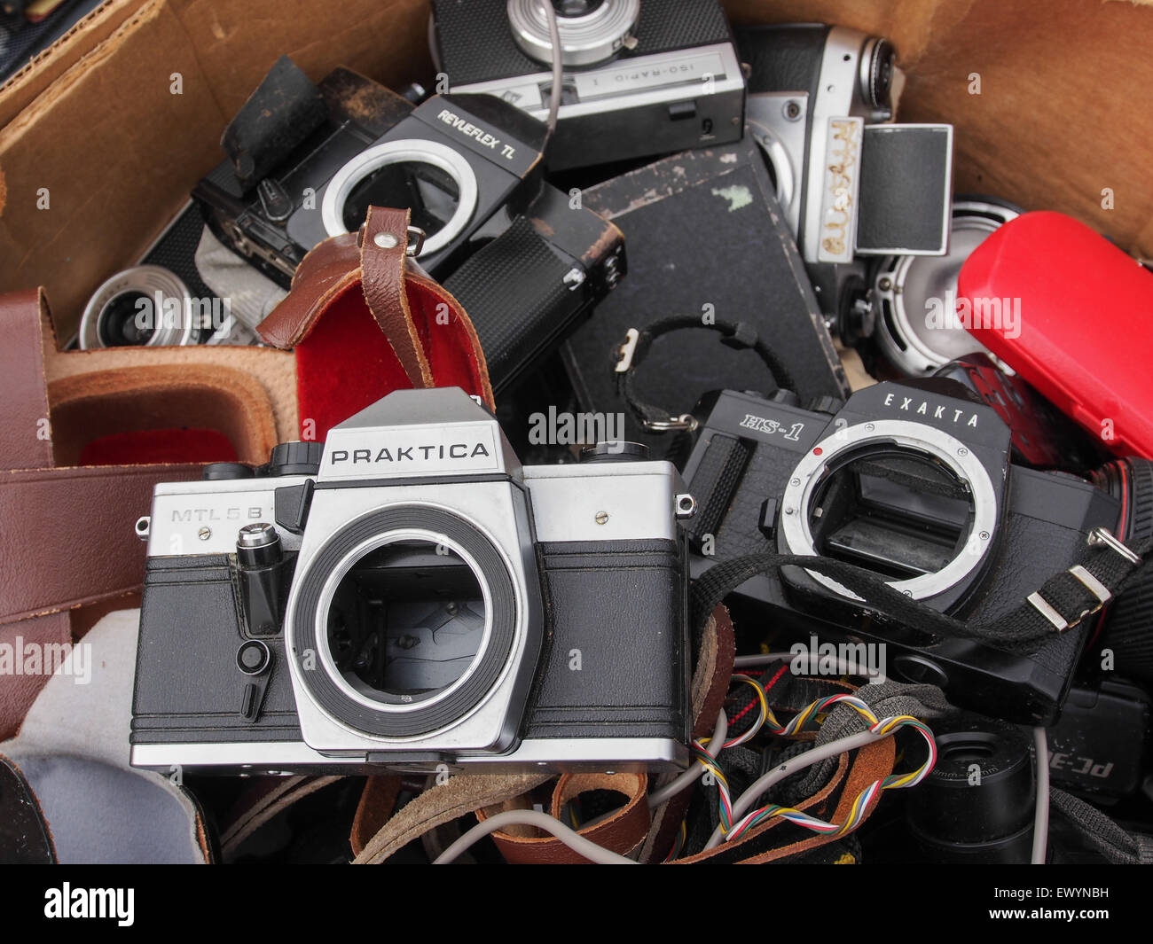 Manuelle Filmkameras in einer unordentlichen box Stockfoto