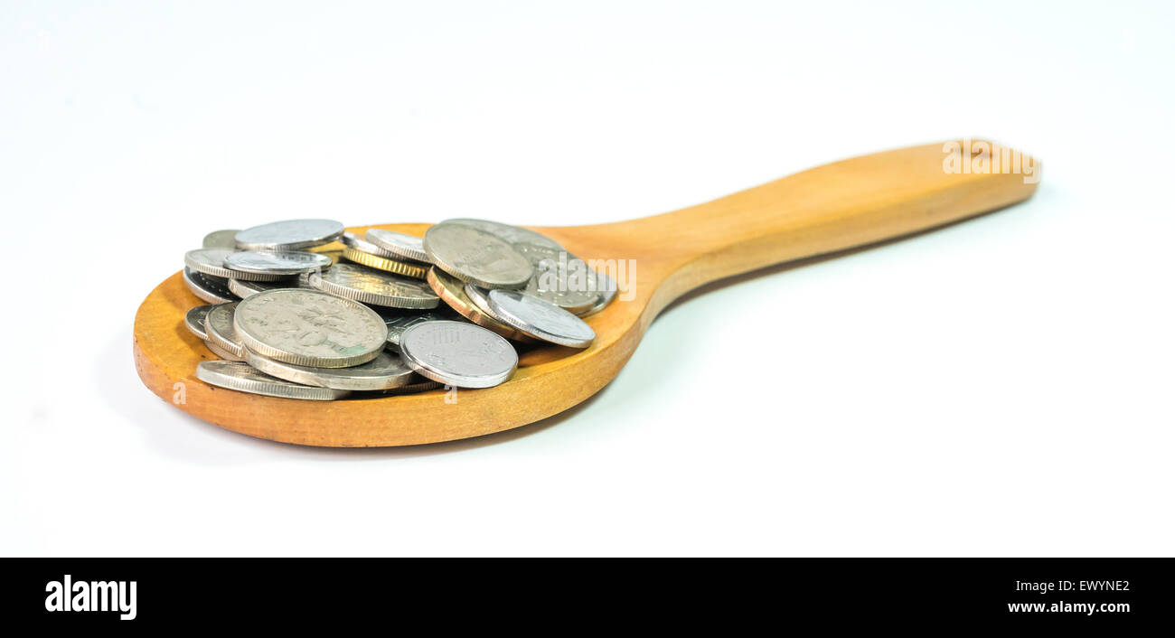 Hölzerne Schöpfkelle mit Münzen Stockfoto