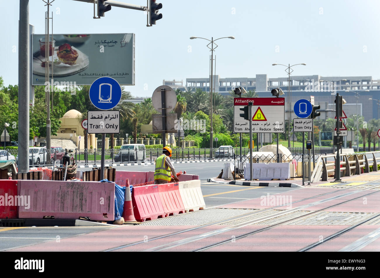 Ausländische Bauarbeiter arbeiten mitten auf der Straße in Dubai, Vereinigte Arabische Emirate Stockfoto