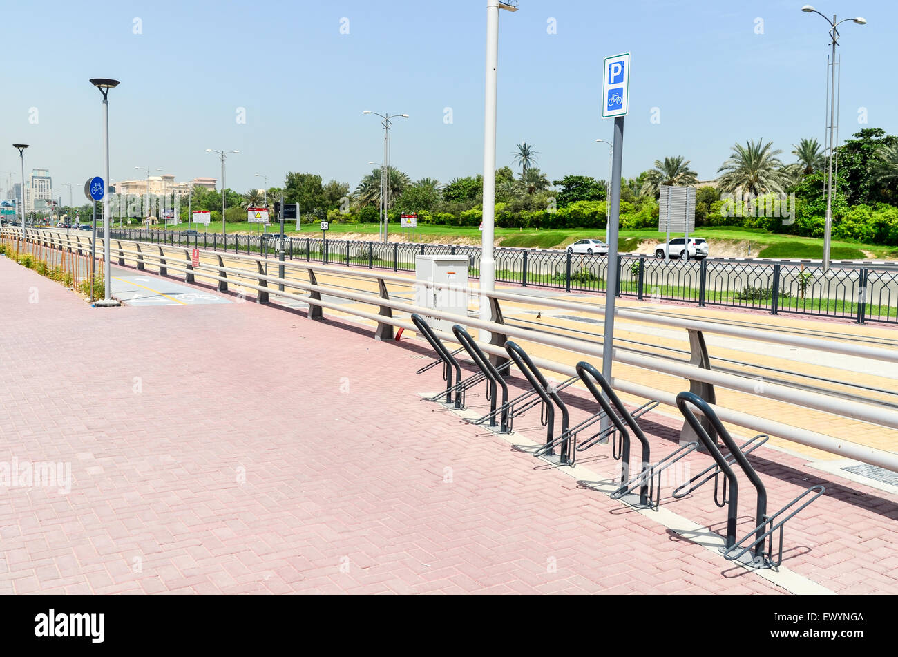 Leere Fahrrad Parkplätze in sehr heißen Dubai Stockfoto