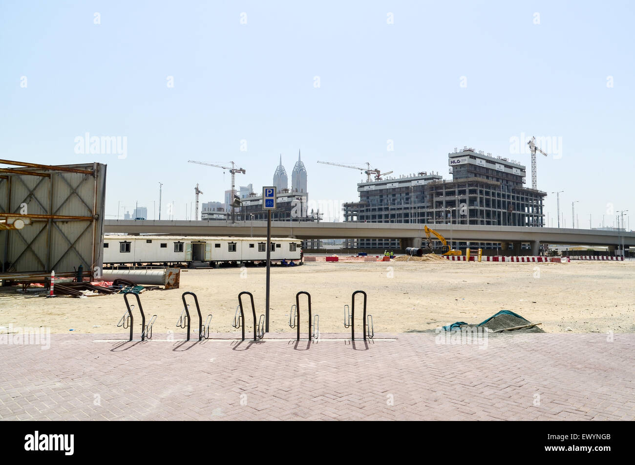 Leere Fahrrad Parkplätze in sehr heißen Dubai Stockfoto