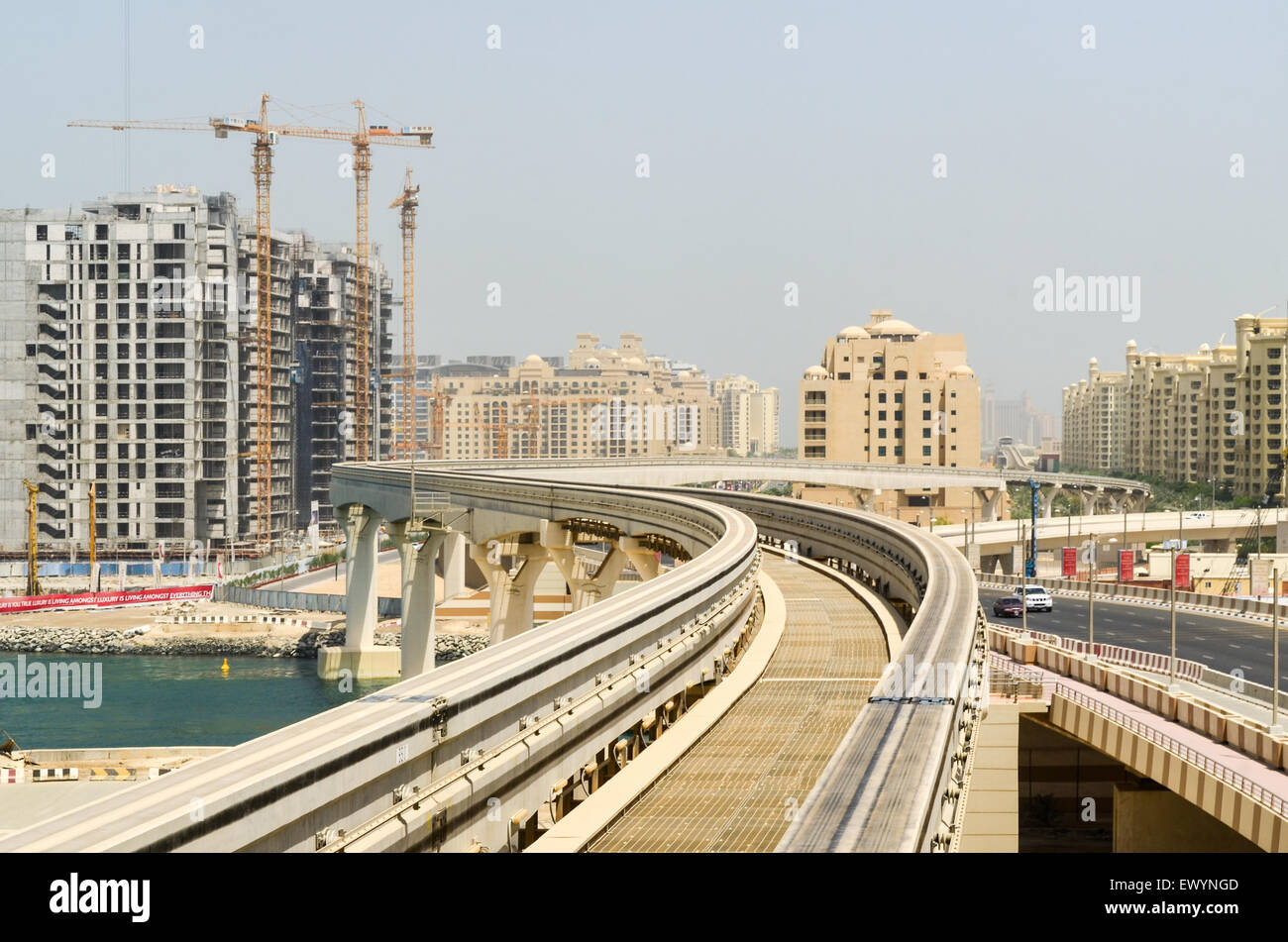 Blick auf Palm Jumeirah und die Skyrail aus der Metro monoral Stockfoto