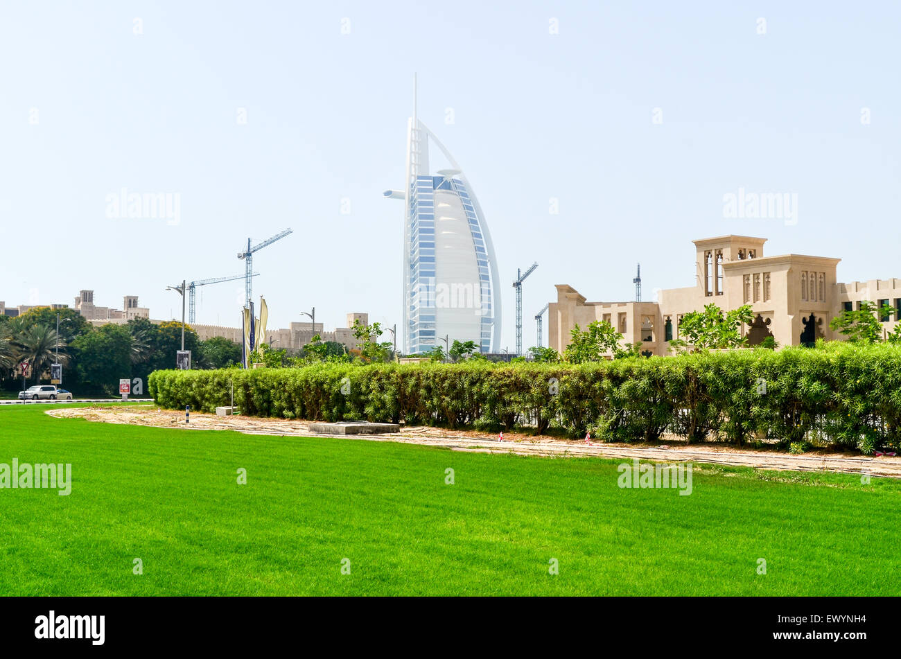 Burj Al Arab, das tollste Hotel in Dubai, hinter grünen Rasen Stockfoto