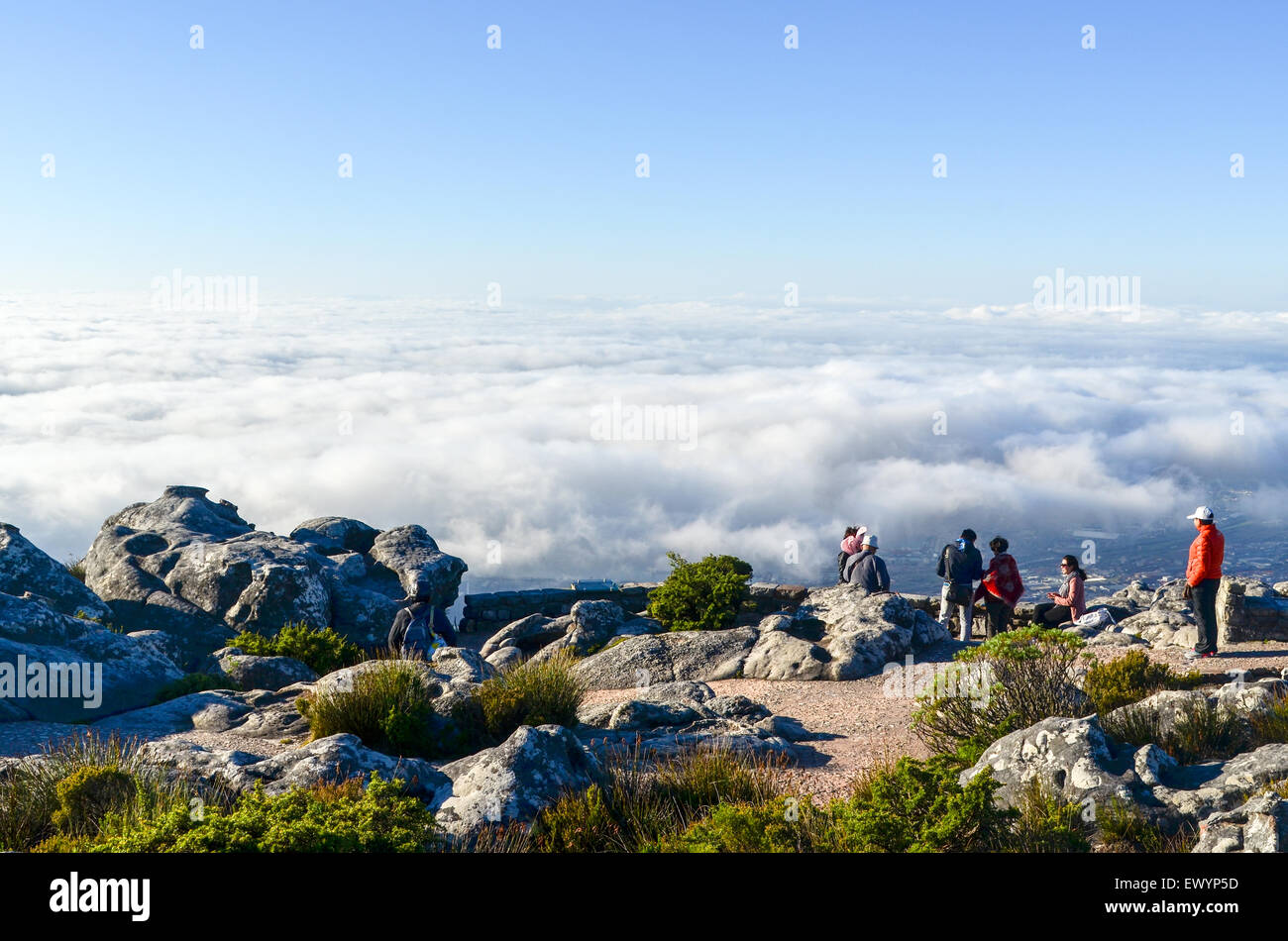 Chinesische Touristen auf der Oberseite Tafelberg mit Blick auf Kapstadt Stockfoto