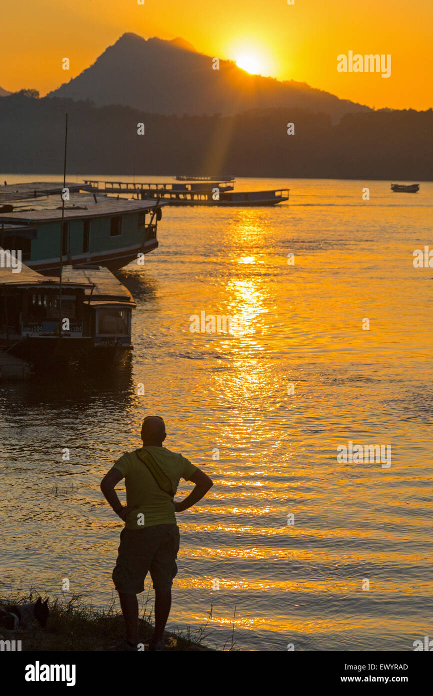 Touristischen Sonnenuntergang am Mekong River, Luang Prabang, Laos Stockfoto