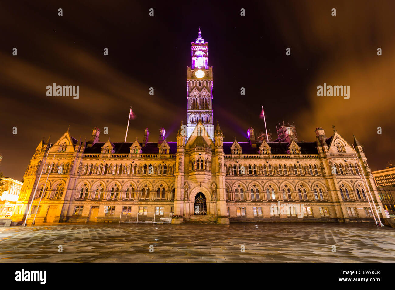 Bradford City Hall, im Stil venezianischen Gotik gebaut und 1873 eröffnet. 1909 und 1914 wurde er erweitert. Langzeitbelichtung Nacht Stockfoto