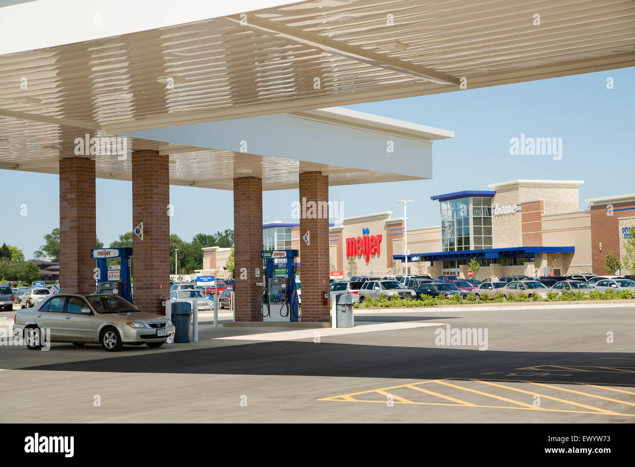 Eine Meijer Supermarkt Lebensmittelgeschäft Ladenkette mit einer Tankstelle in Wisconsin. Stockfoto