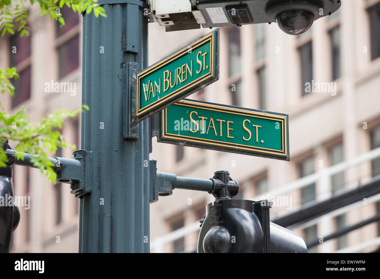 Die Straßenschilder in der Ecke des Van Buren Street und State Street in der Schleife in Chicago, Illinois. Stockfoto