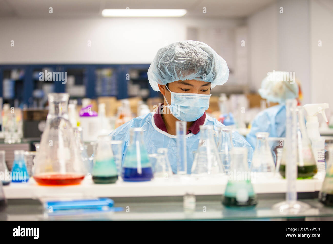 Pharmakologie Student an einer Universität mit einer Maske arbeiten in einem Labor für Pharmakologie Stockfoto