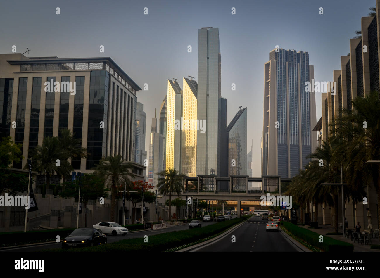 Sonnenuntergang in Downtown Dubai, Autobahn und futuristischen Gebäude Stockfoto