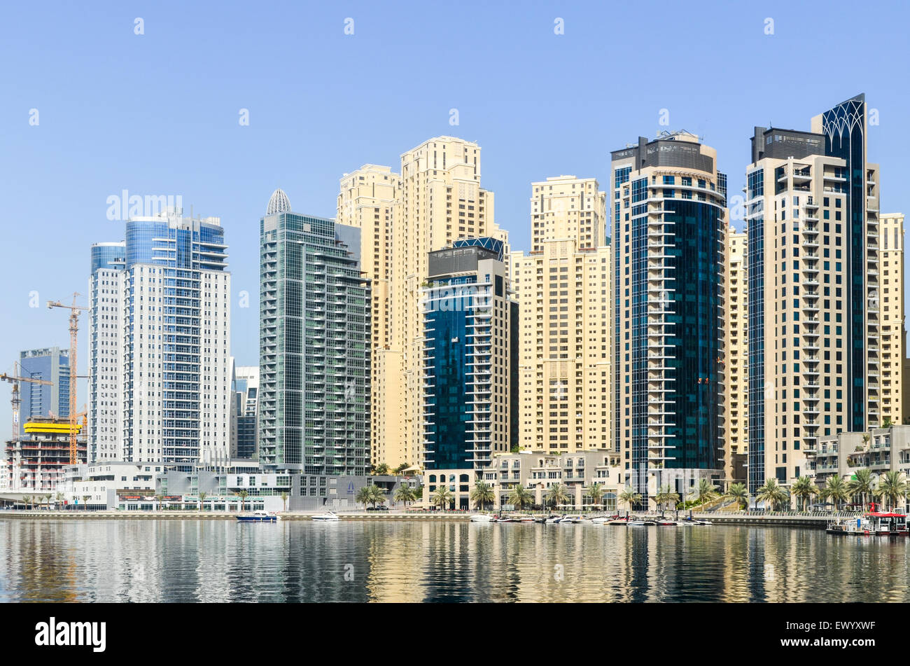 Futuristisch und moderne Hochhäuser, Türme und Hotels von der Dubai Marina, Vereinigte Arabische Emirate Stockfoto