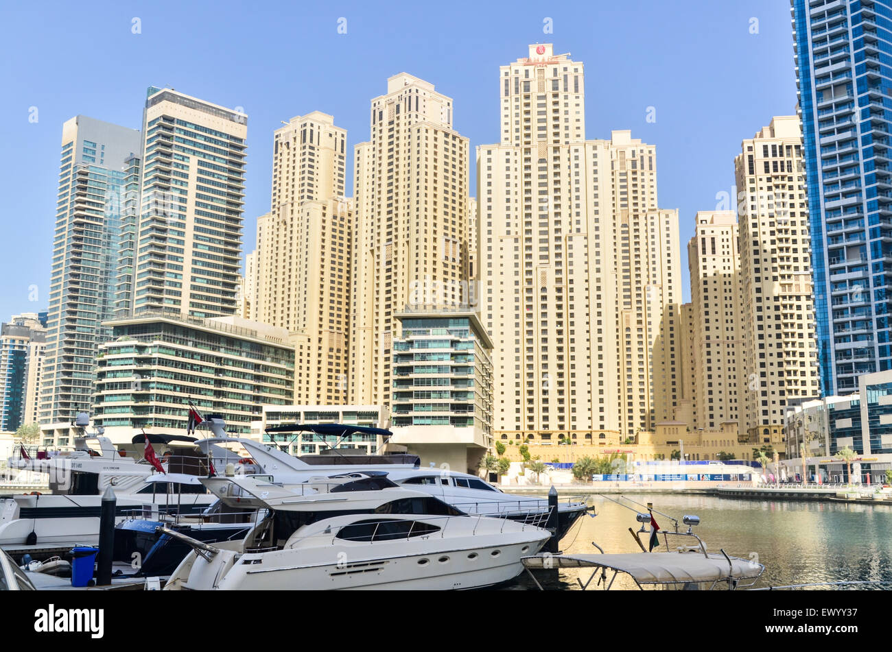 Wolkenkratzer, futuristisch und moderne Hochhäuser, Türme und Hotels von der Dubai Marina, Vereinigte Arabische Emirate Stockfoto
