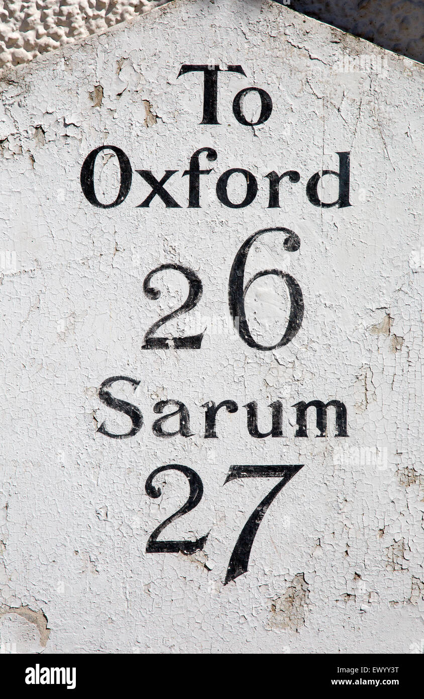Meilenstein, Entfernungen zu Oxford und Sarum von Hungerford, Berkshire, England, UK Stockfoto