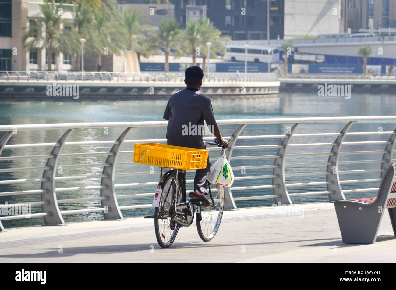 Gastarbeiter, Radfahren auf der leeren Promenade von der Dubai Marina am frühen Morgen Stockfoto