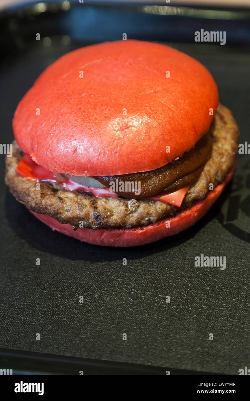 Tokio, Japan. 3. Juli 2015. Burger King rot Burger '' AKA SAMURAI Rindfleisch '' ging auf Verkauf am 3. Juli 2015, in Tokio, Japan. Die zwei neuen Burger '' AKA SAMURAI Huhn '' und '' AKA SAMURAI Rindfleisch '' rote Brötchen und roten Käse verwenden, gefärbt durch Tomate Pulver und scharfer roter Soße und bis August in japanischen Filialen verkauft werden. Das AKA SAMURAI Huhn kostet 540 JPY (4,39 USD) und die AKA SAMURAI Rindfleisch Kosten bei 690 JPY (5,61 USD). Als Teil der Förderung Burger King plant zwei neue schwarze Burger am 21. August. Credit: Rodrigo Reyes Marin/AFLO/Alamy Live News Stockfoto