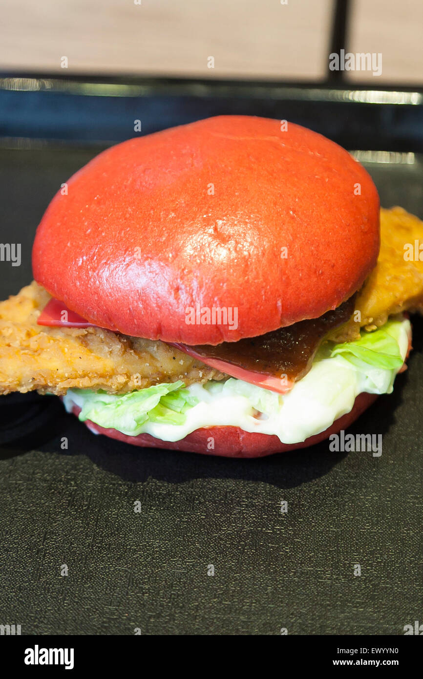 Tokio, Japan. 3. Juli 2015. Burger King rot Burger '' AKA SAMURAI Huhn '' ging auf Verkauf am 3. Juli 2015, in Tokio, Japan. Die zwei neuen Burger '' AKA SAMURAI Huhn '' und '' AKA SAMURAI Rindfleisch '' rote Brötchen und roten Käse verwenden, gefärbt durch Tomate Pulver und scharfer roter Soße und bis August in japanischen Filialen verkauft werden. Das AKA SAMURAI Huhn kostet 540 JPY (4,39 USD) und die AKA SAMURAI Rindfleisch Kosten bei 690 JPY (5,61 USD). Als Teil der Förderung Burger King plant zwei neue schwarze Burger am 21. August. Credit: Rodrigo Reyes Marin/AFLO/Alamy Live News Stockfoto