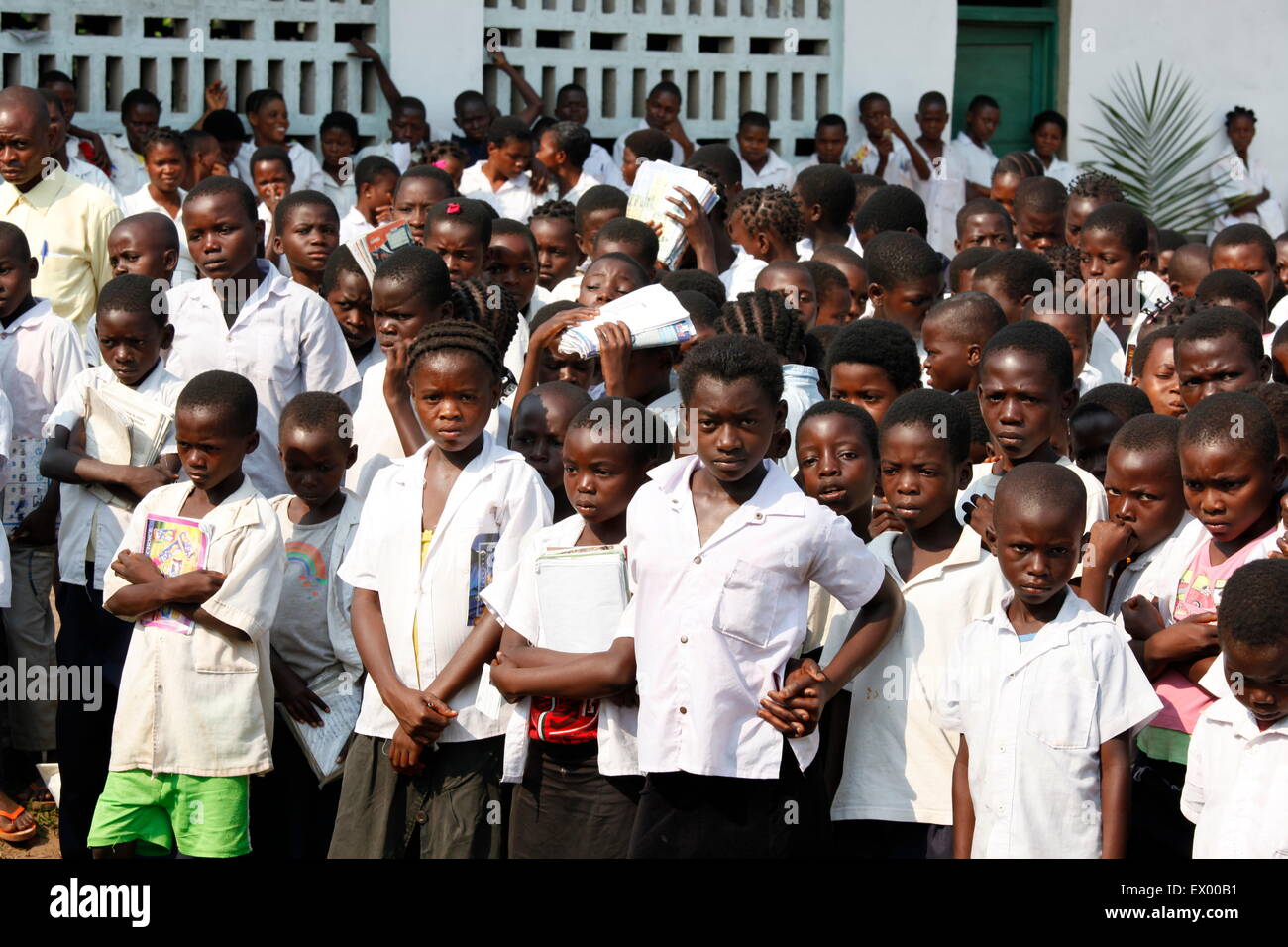 Schüler im Schulhof während morgen Versammlung, Kasongo-Lunda, Kawongo Bezirk, Provinz Bandundu, Kongo Republik Stockfoto