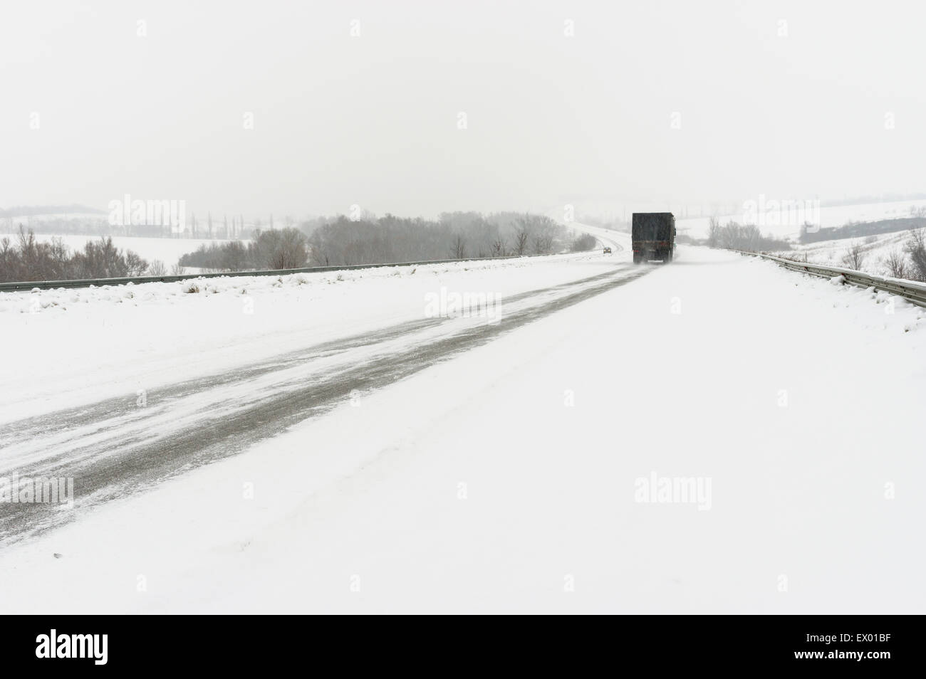 Winterlandschaft mit Autobahn und Schneeverwehungen in der Nähe von Stadt Dnepropetrovsk, Ukraine Stockfoto