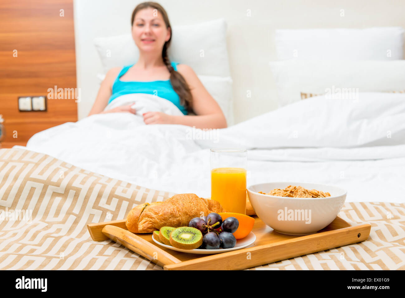 Frühstück im Bett eines Hotelzimmers eine schöne Brünette Stockfoto