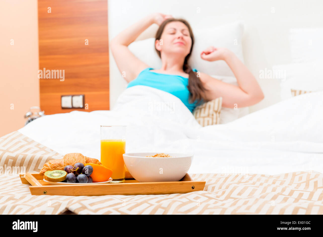 ein leckeres Frühstück im Bett für das Mädchen Stockfoto