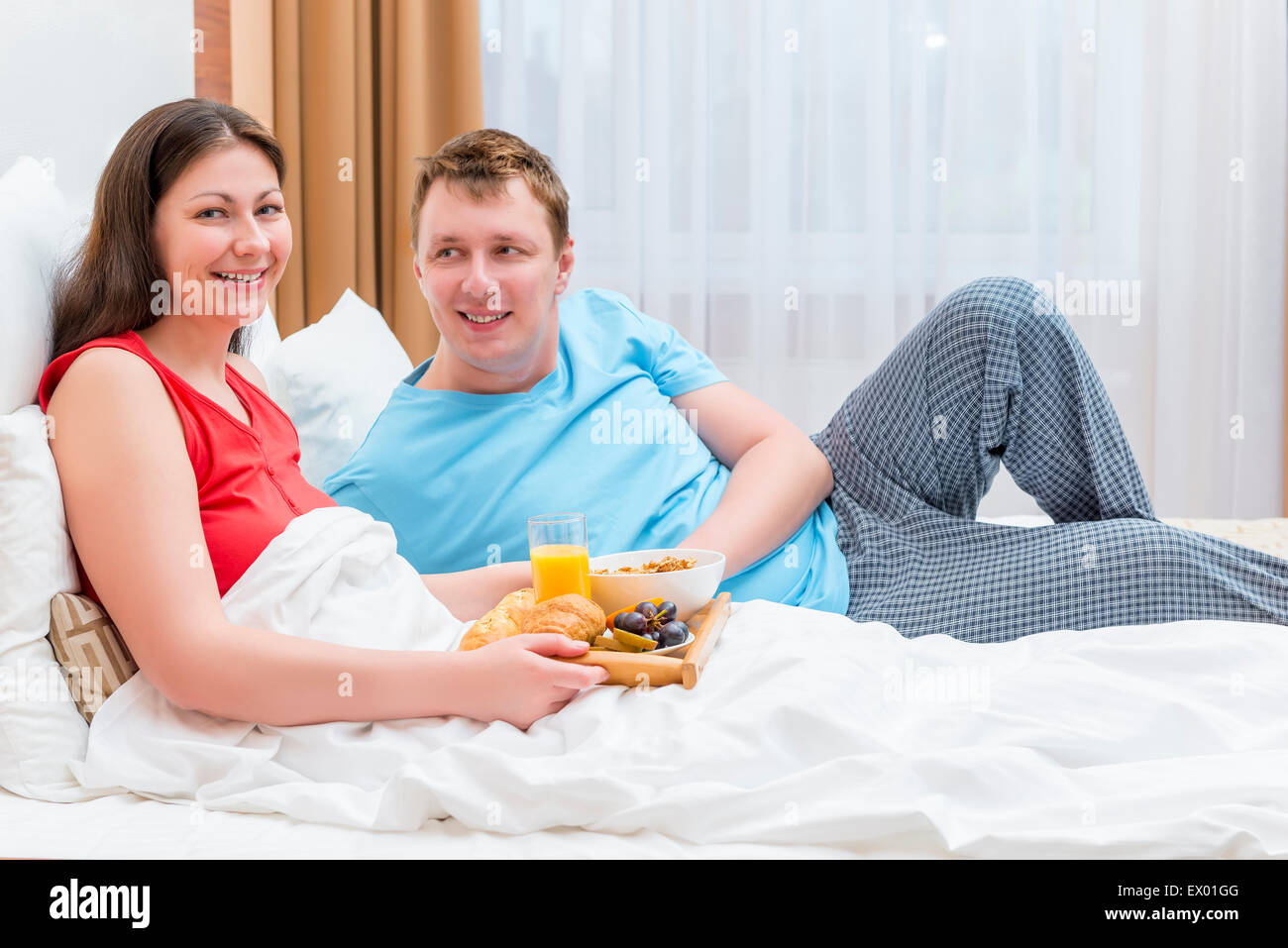 ein Ehepaar gemeinsam Frühstück im Bett Stockfoto