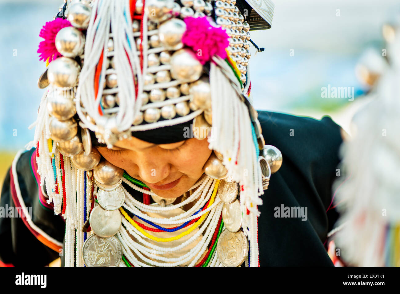 Nahaufnahme der Akha Frau auf ihre traditionelle Kleidung in Mae Salong Dorf, Thailand, Asien. Stockfoto
