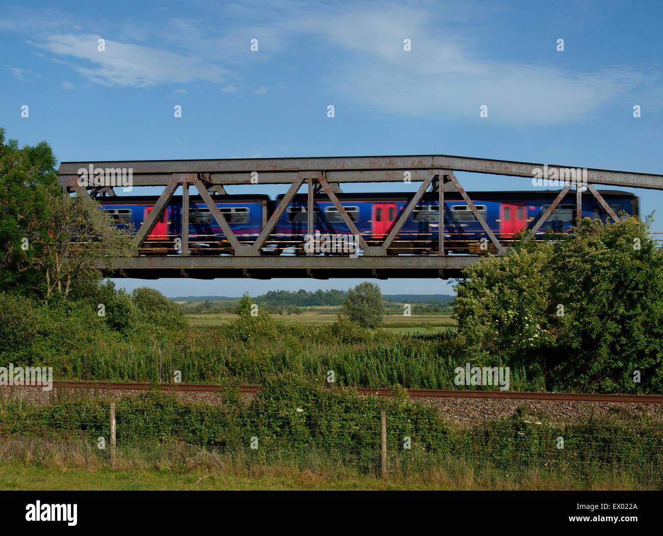 First Great Western Zug kommen über eine Eisenbahnbrücke durch Fachwerkträger auf den Somerset Levels, UK Stockfoto