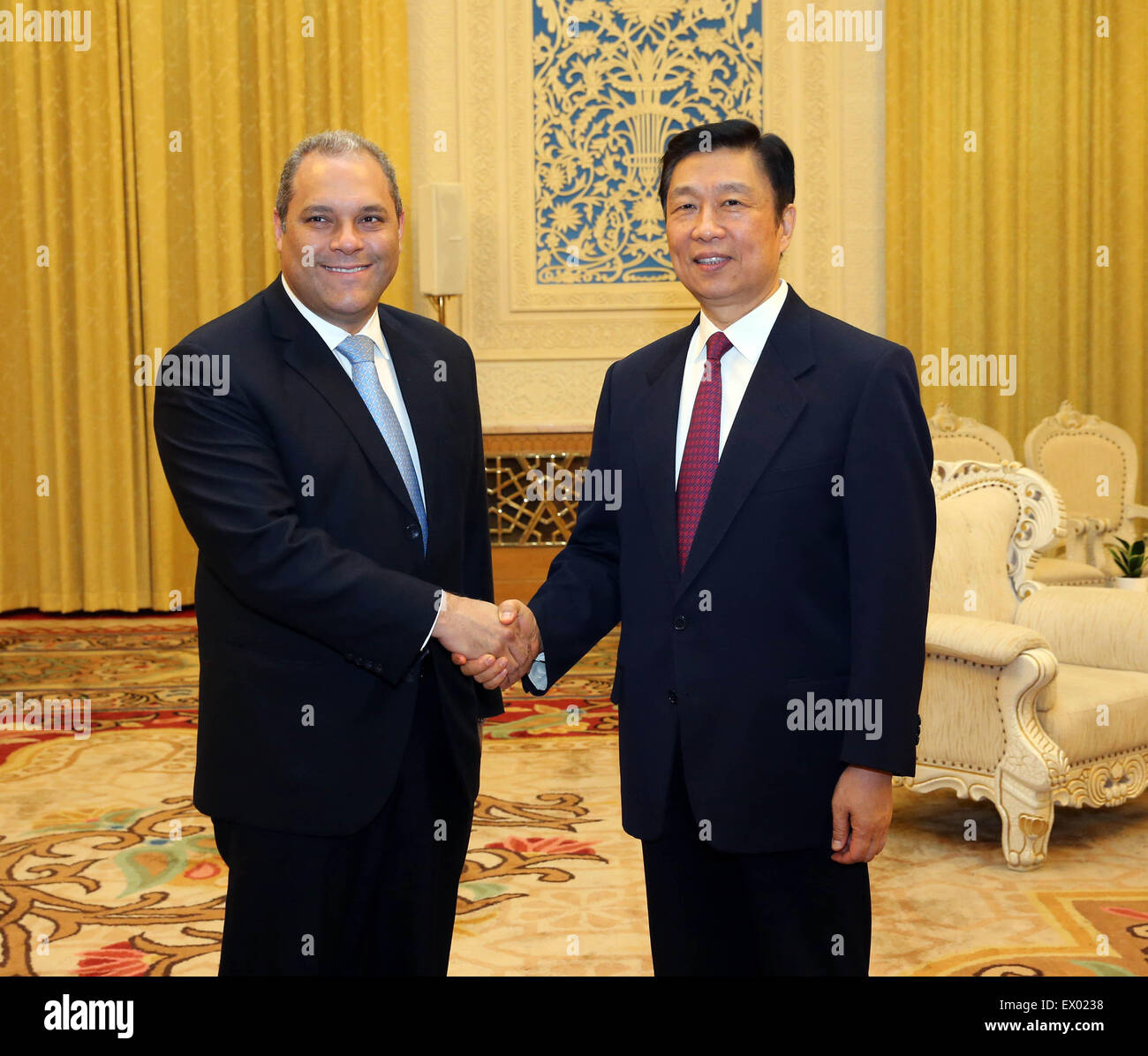 Peking, China. 3. Juli 2015. Chinese Vice President Li Yuanchao (R) trifft sich mit kolumbianischen Kongress Präsident Jose David Name Cardozo in Peking, Hauptstadt von China, 3. Juli 2015. © Liu Weibing/Xinhua/Alamy Live-Nachrichten Stockfoto