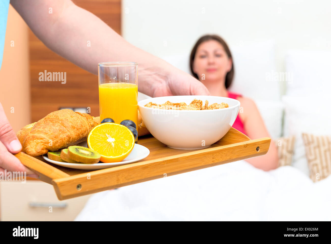 leckeres und gesundes Frühstück auf einem Tablett im Bett Stockfoto