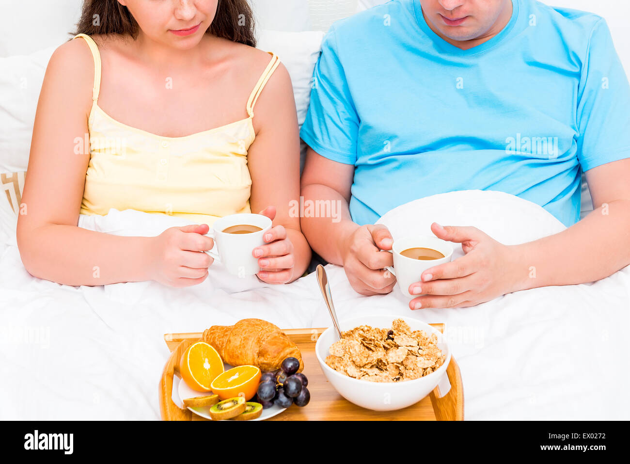 ein Tablett mit Frühstück für junge Paare Stockfoto