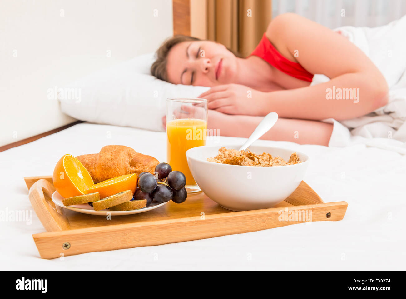 schlafenden Frau und ein Tablett mit Frühstück Stockfoto