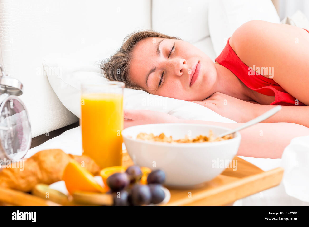 Frühstück auf einem Tablett neben dem Bett schlafende Mädchen Stockfoto