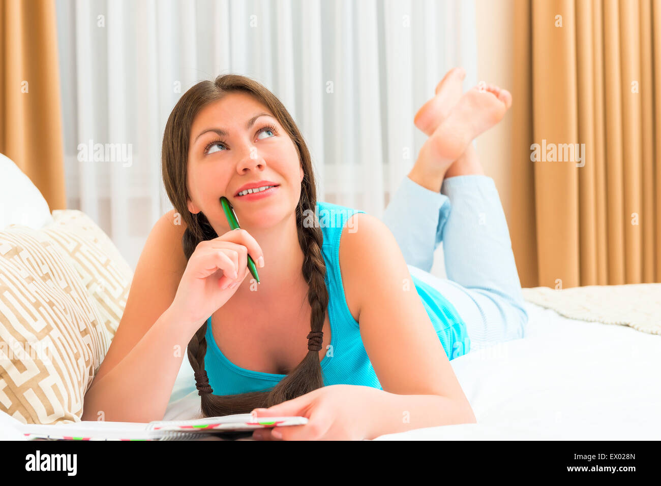 Brünette mit zwei Zöpfen, die in Gedanken versunken Stockfoto
