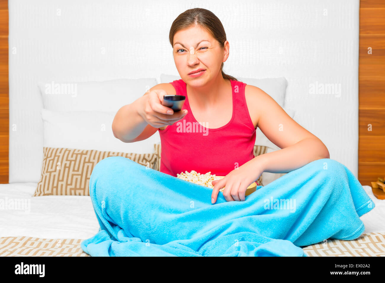 pessimistische emotionale Mädchen vor dem Fernseher auf dem Bett Stockfoto