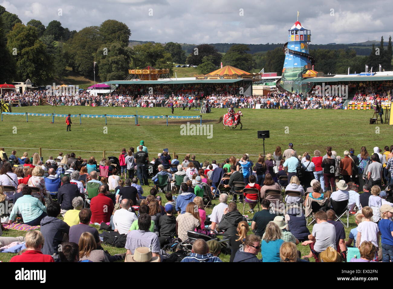 Juosting Ritter in den großen Ring an Chatsworth Country Fair unterhalten die Krähe an einem sonnigen Sommertag Derbyshire England UK Stockfoto