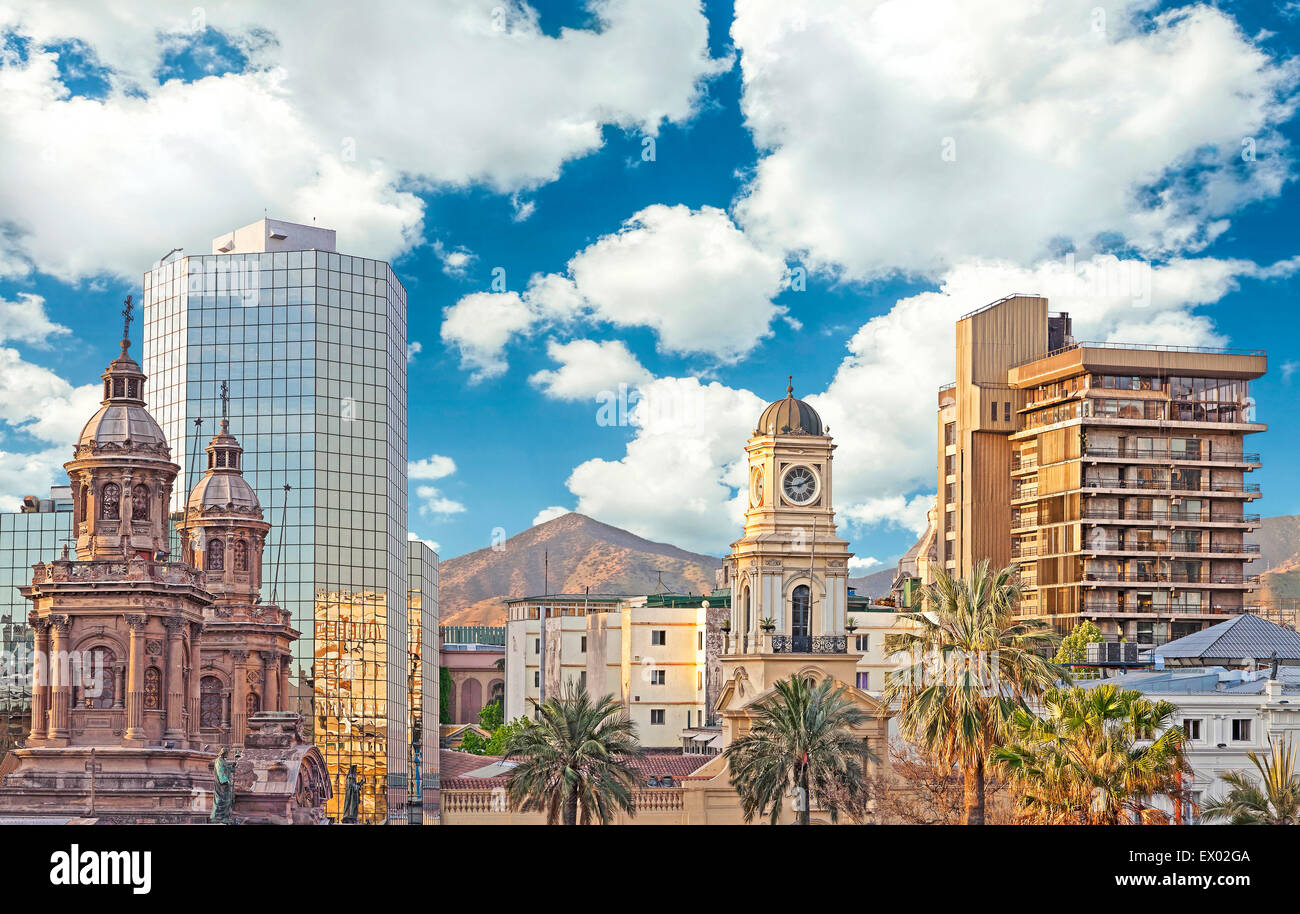 Santiago de Chile Innenstadt, gemischt moderne Wolkenkratzer mit historischen Gebäuden, Chile. Stockfoto